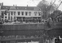 853119 Afbeelding van een aangehouden vrachtauto op de Wittevrouwensingel te Utrecht met rechts het publiek tijdens de ...